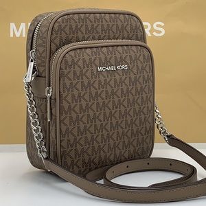 MICHAEL KORS
Jet Set Travel Medium Signature Logo Crossbody Bag
COLOR DUSK